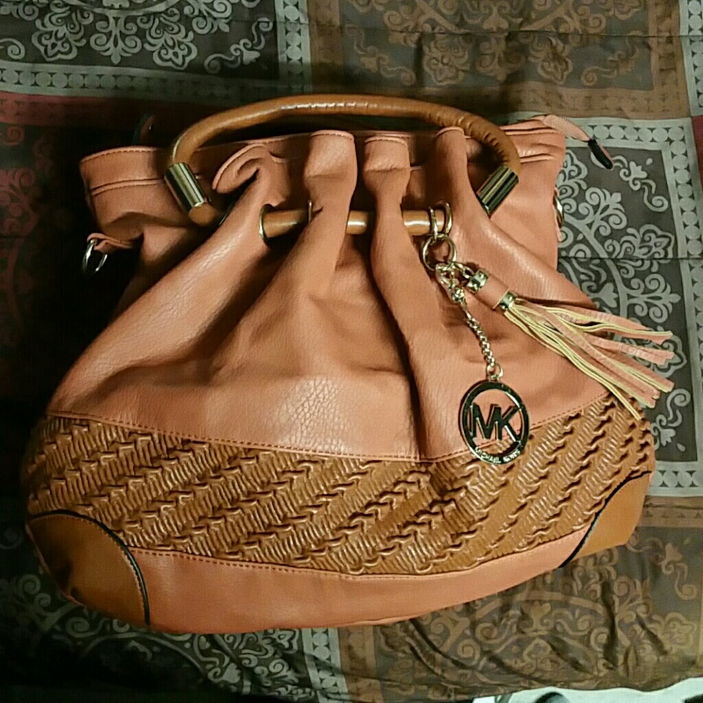 Michael Kors Ring Shoulder Bag (Soft leather)